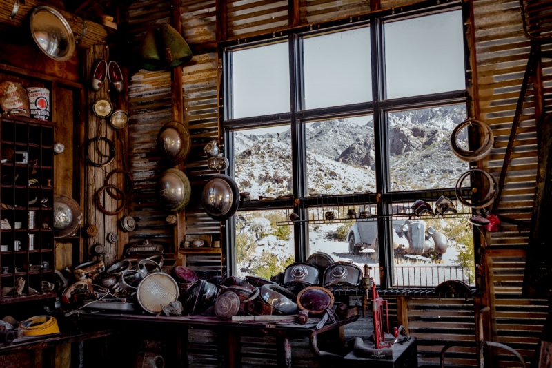 cordonnerie-GRIMAUD-min_shop_window_part_junk_abandoned-138873